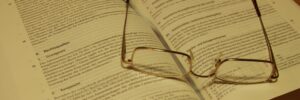 Buch mit Brille