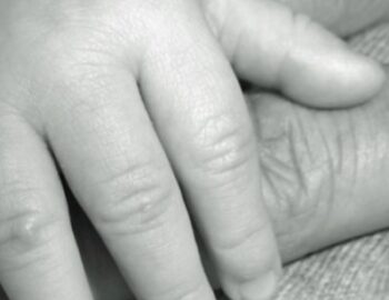 Haende von jungen und altem Mensch