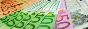 viele Geldscheine sortiert