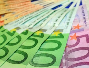 viele Geldscheine sortiert