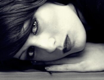 eine Frau liegt auf der Seite