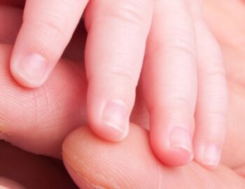 eine kleine und eine große Menschenhand