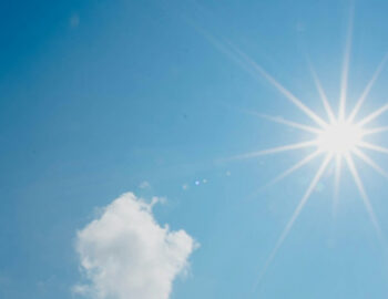 blauer Himmel und Sonne