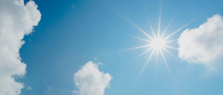 blauer Himmel und Sonne