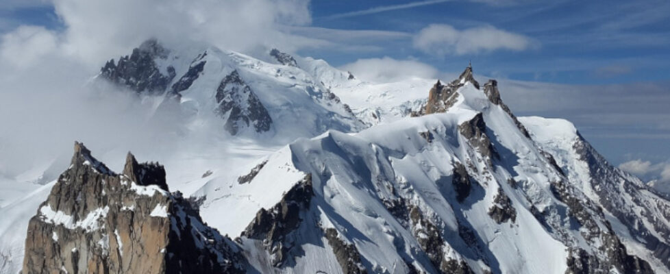 beschneite Bergspitze