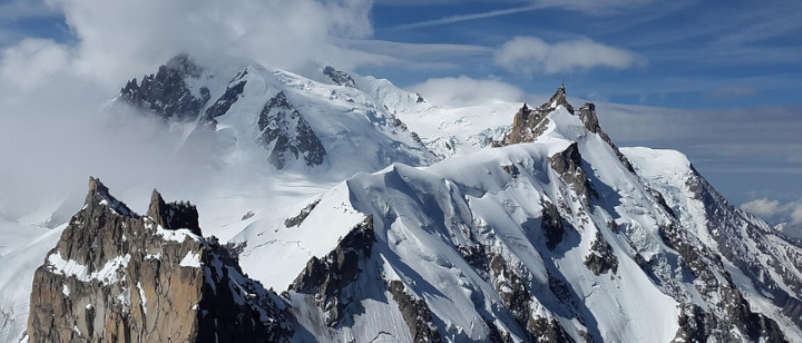 beschneite Bergspitze